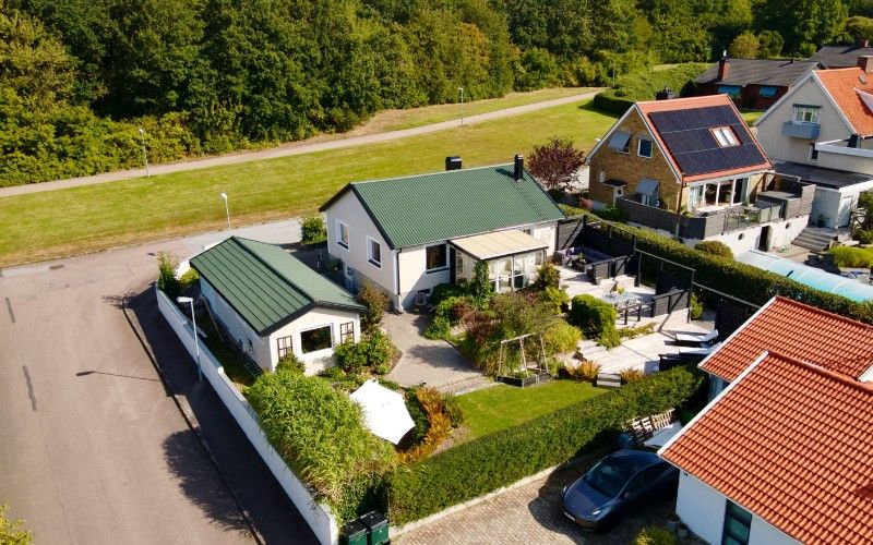 11. Lagga korrugerad plat ovanpa pappen samt solceller