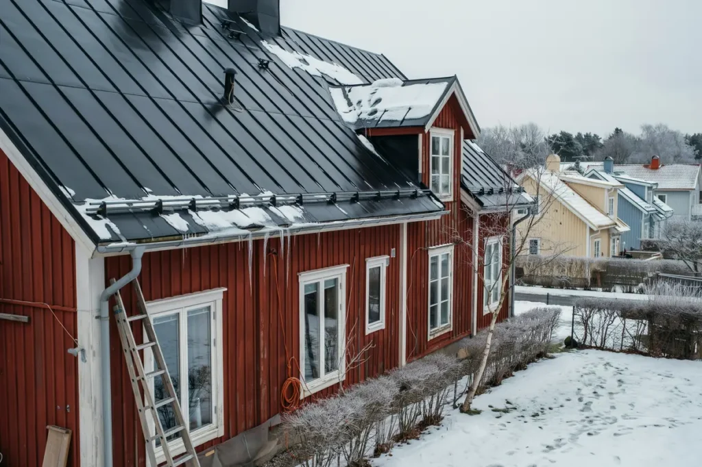 trygg sn skottning p tak s skyddar du villan mot ras l ckage och on diga skador